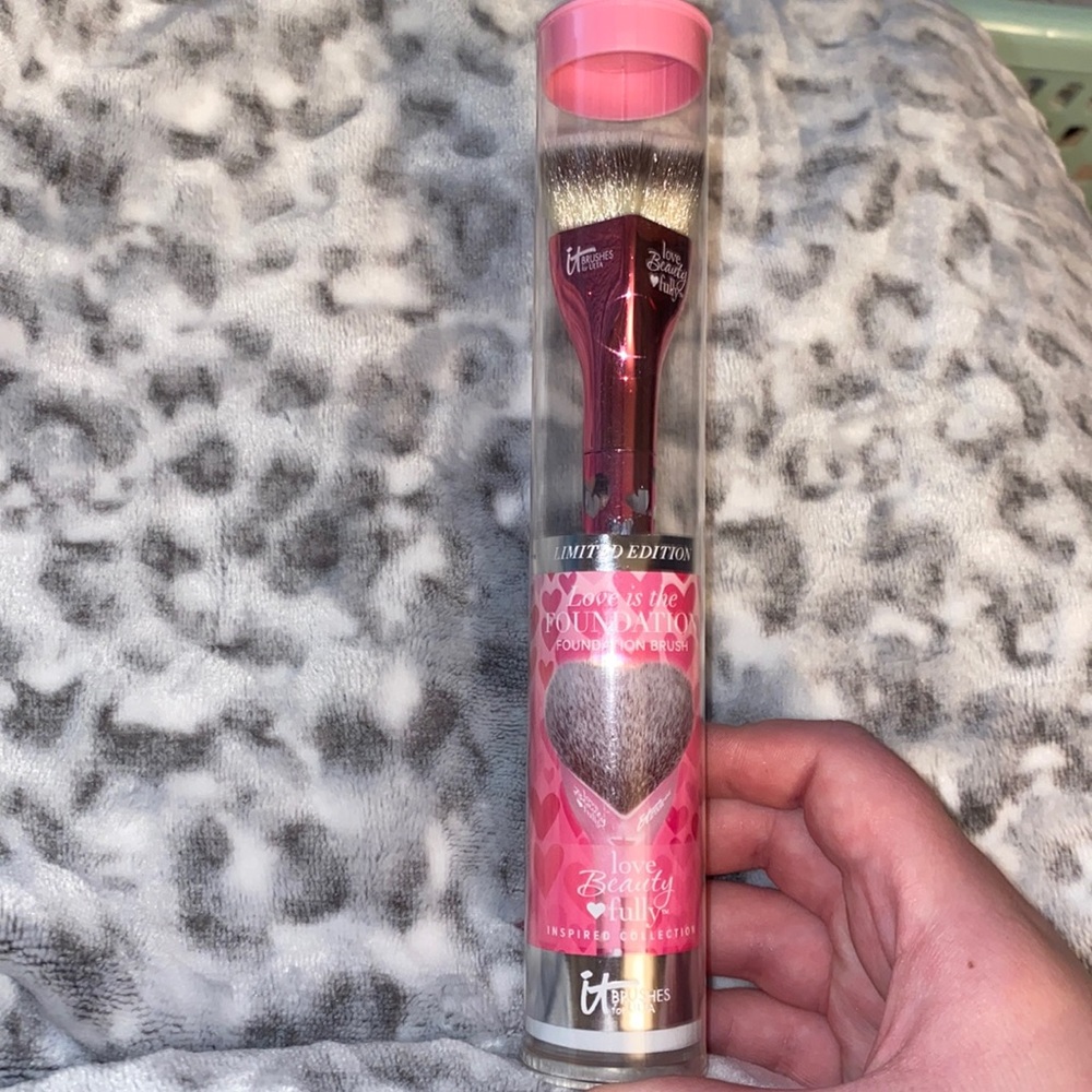 New! It Cosmetics Love Brush 2019💕